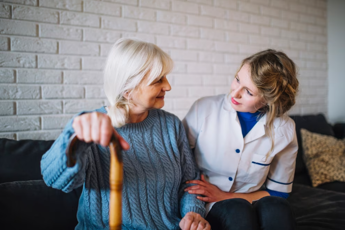 Aprende a ser un experto en ayudar a nuestros mayores con el curso de auxiliar de geriatría sepe